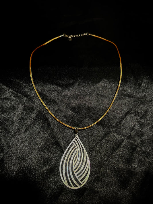 Shell Necklace Gold N White